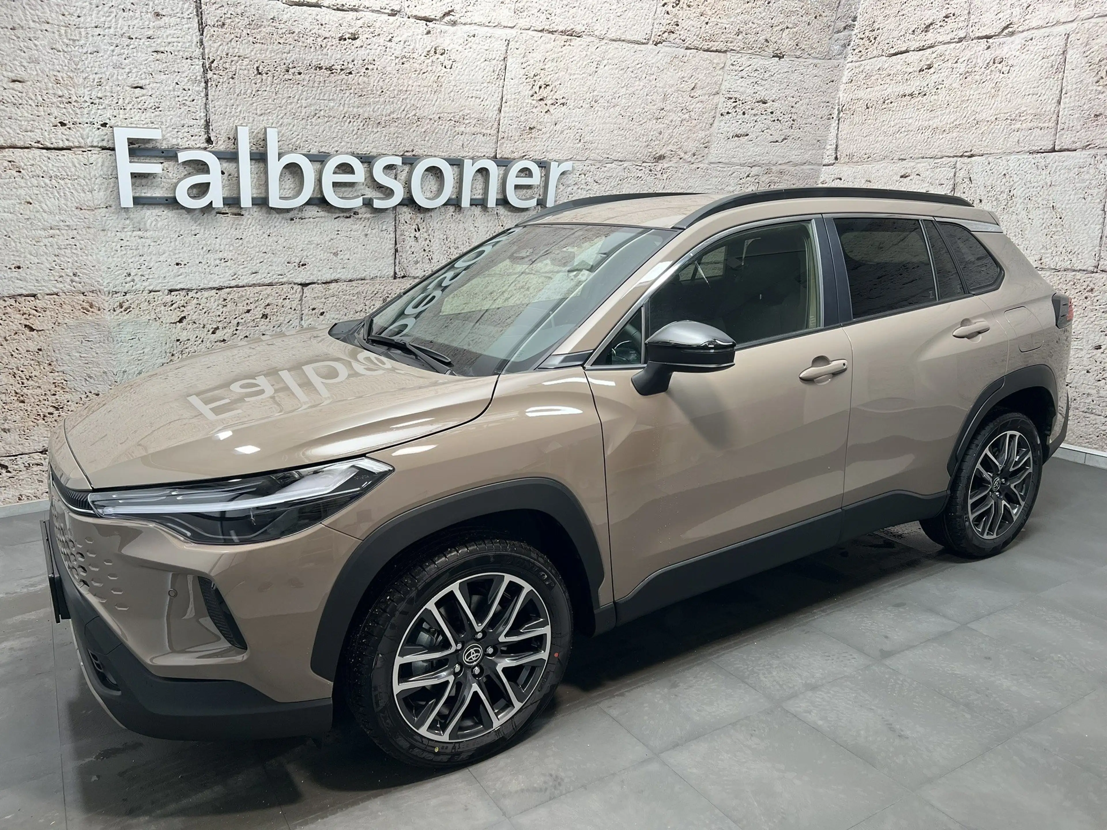 Toyota Corolla Cross 2,0 Hybrid Active Drive 180PS — photo 2