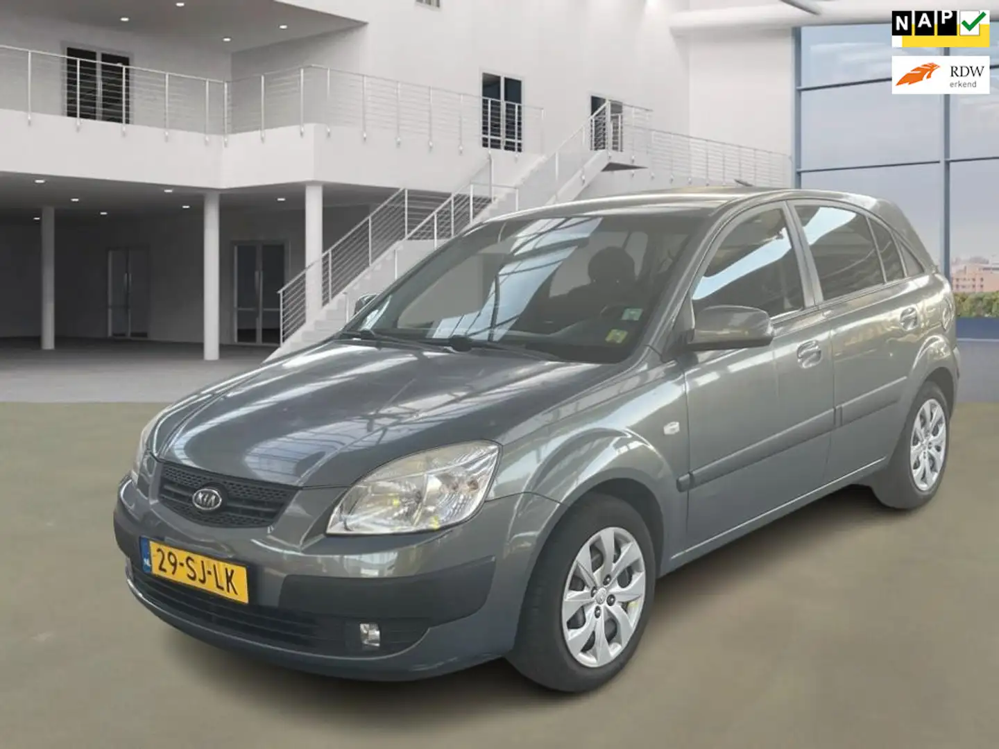 Kia Rio 1.4 L Gri - 1