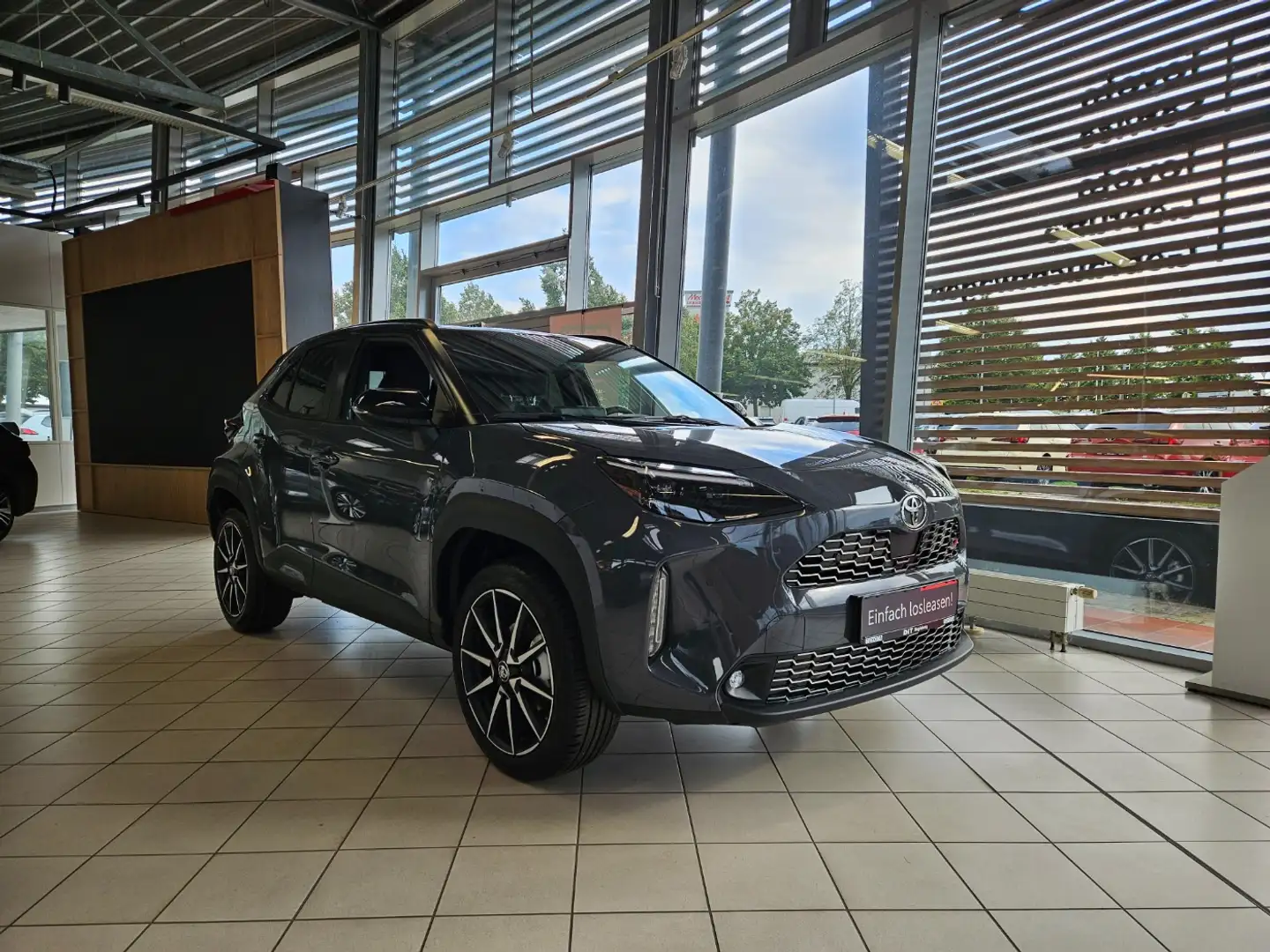 Toyota Yaris Cross 1.5 GR Sport JBL, HUD, Alcantara Gris - 2