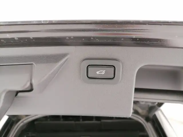 Land Rover Discovery Sport view 12