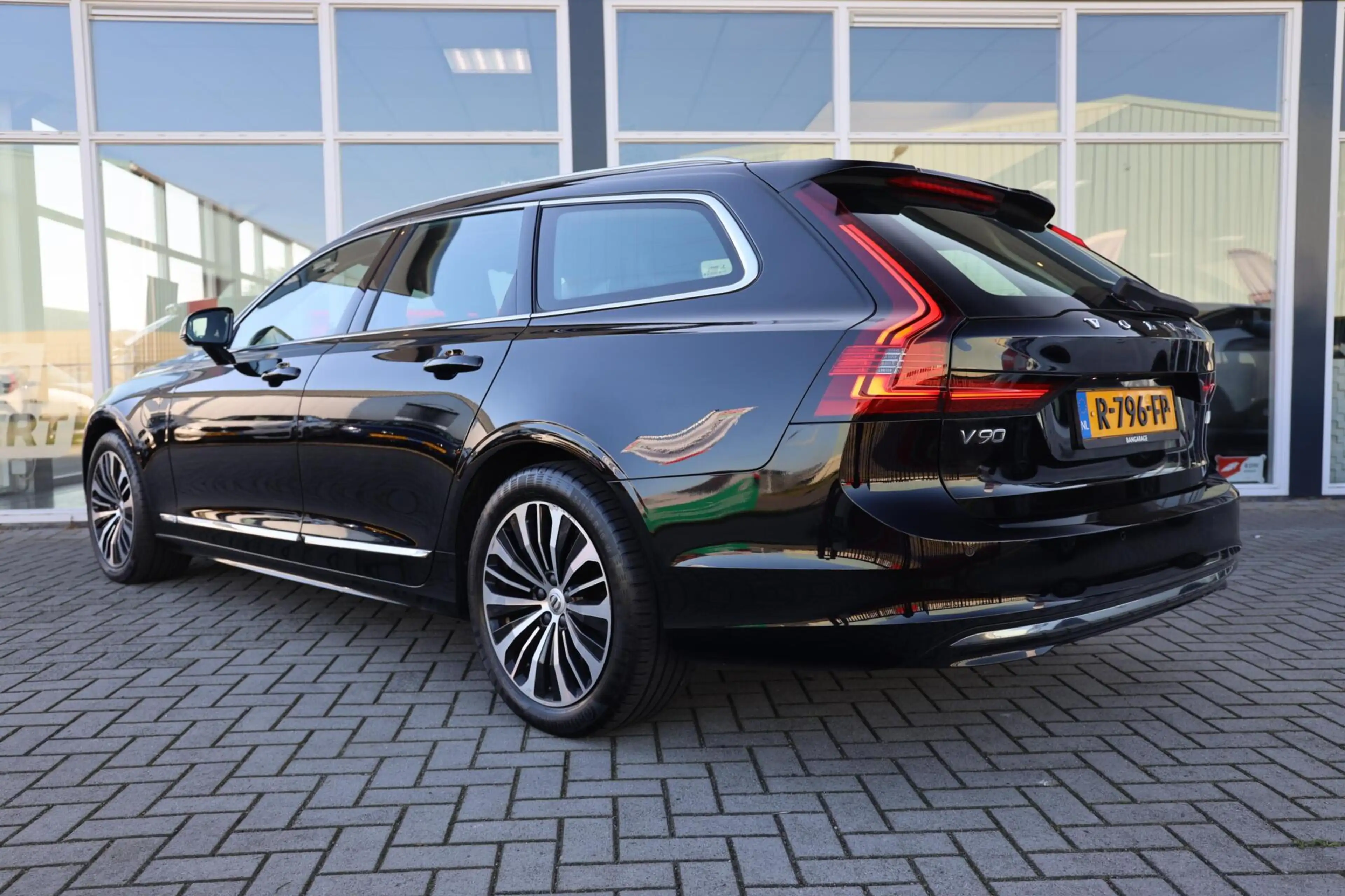Volvo V90 2.0 T6 Plug-in hybrid AWD Essential Bright|Apple c — photo 4