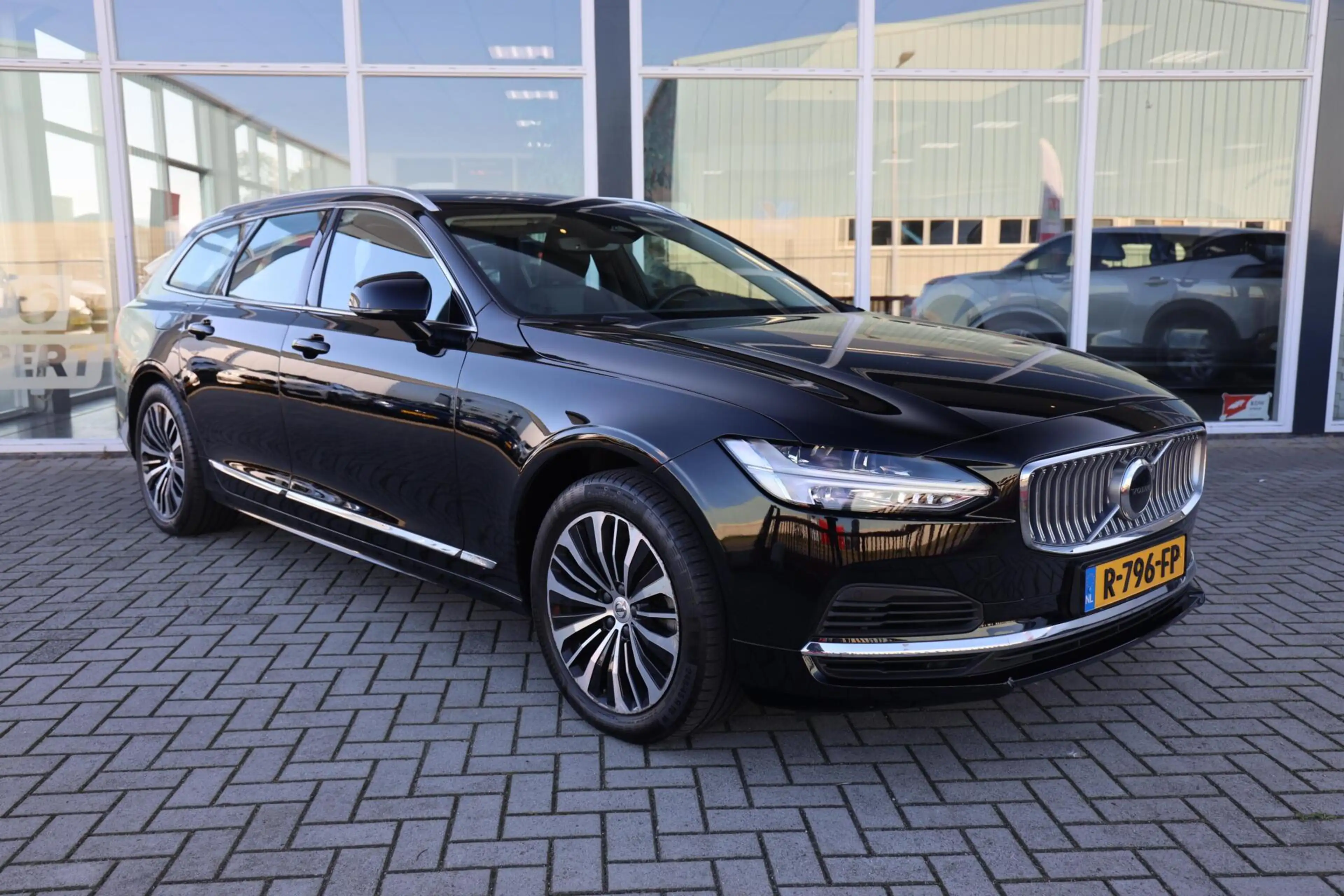 Volvo V90 2.0 T6 Plug-in hybrid AWD Essential Bright|Apple c — photo 14