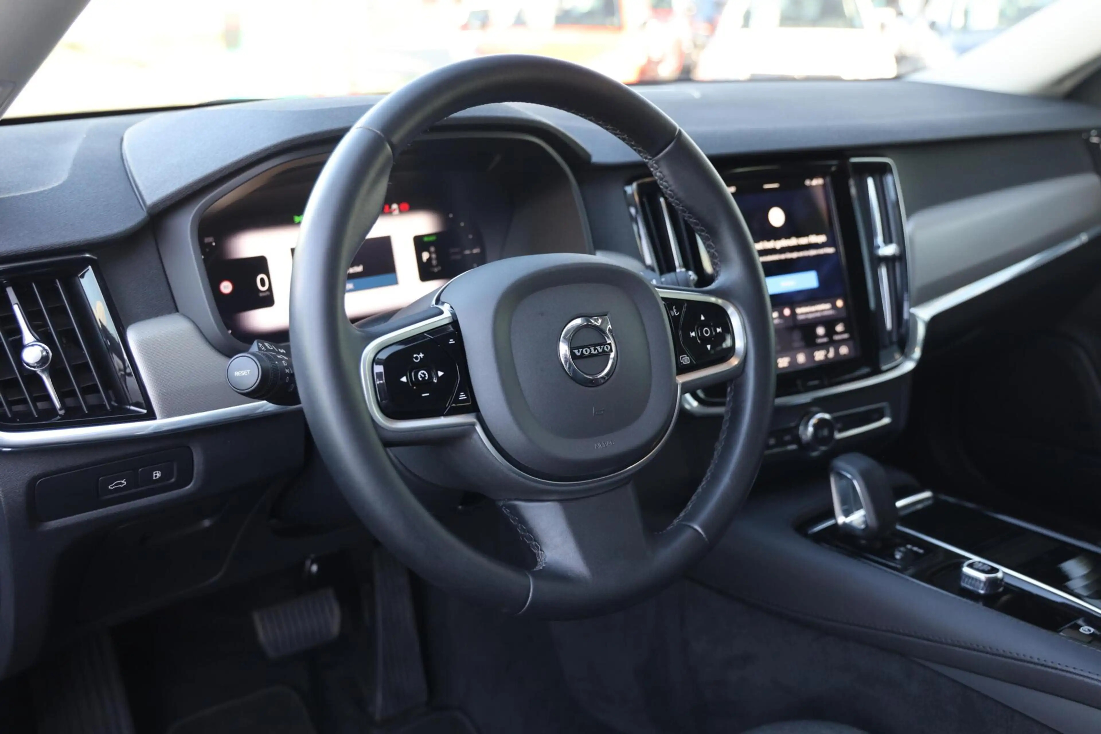Volvo V90 2.0 T6 Plug-in hybrid AWD Essential Bright|Apple c — photo 5
