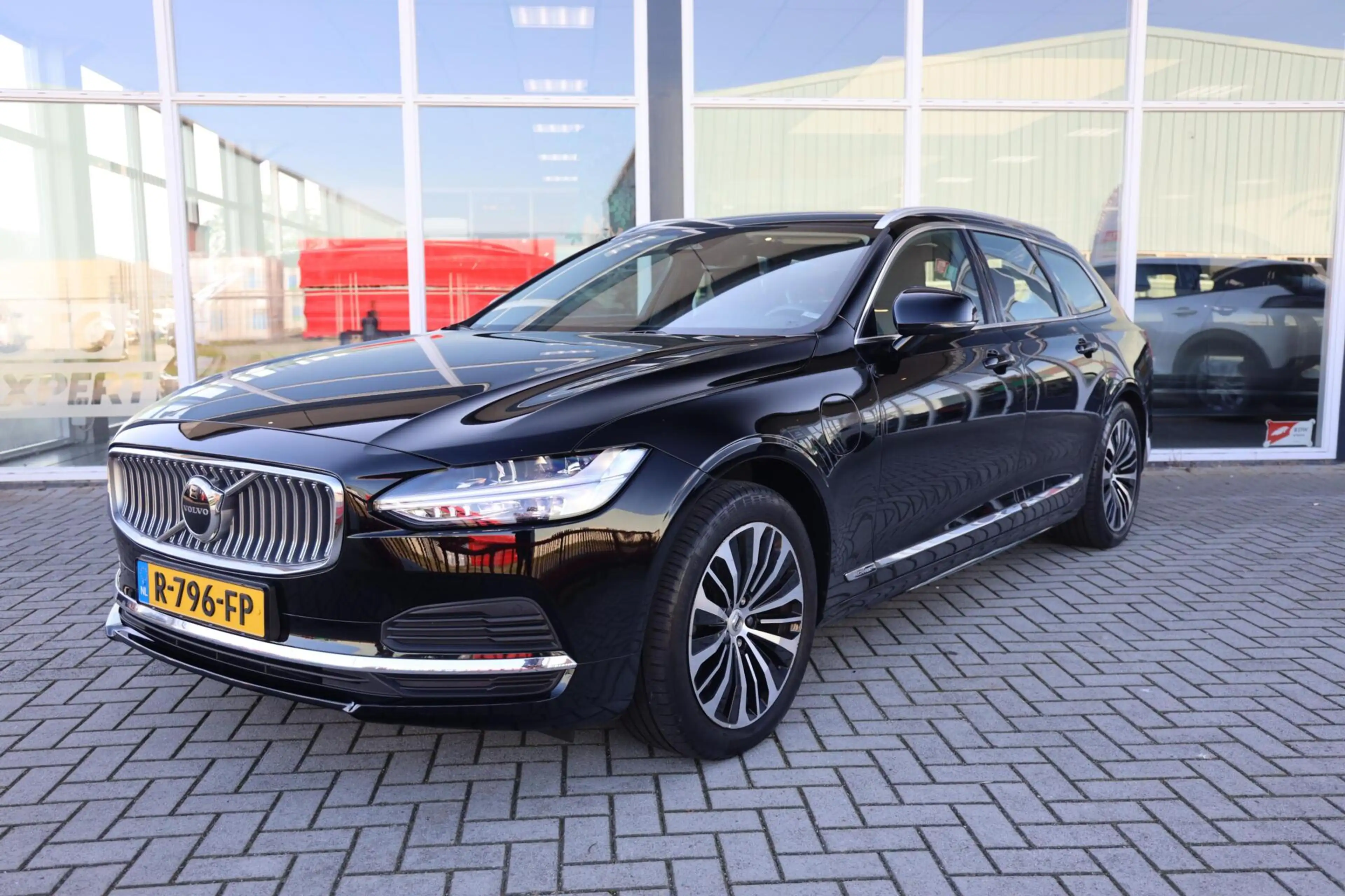 Volvo V90 2.0 T6 Plug-in hybrid AWD Essential Bright|Apple c — photo 13