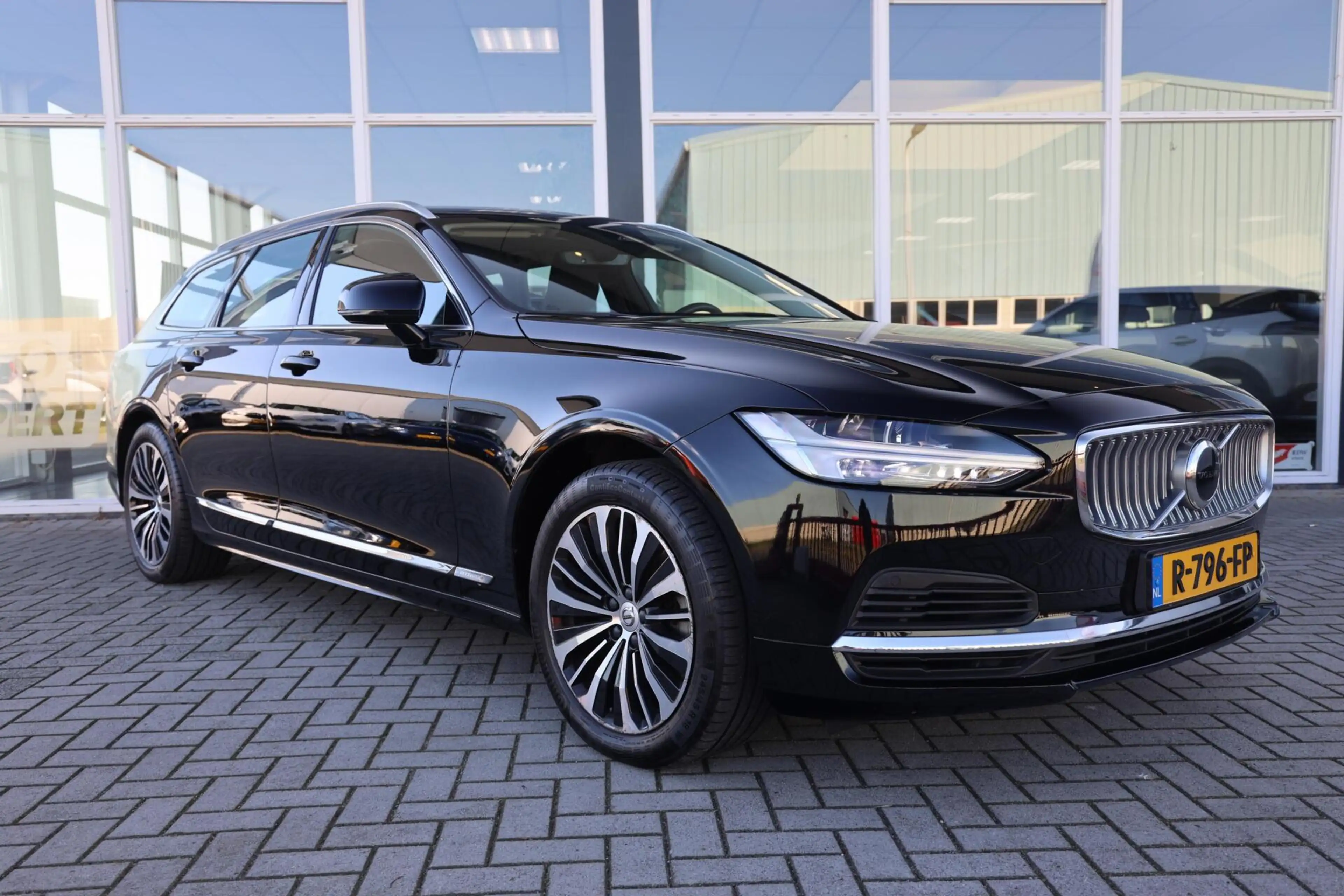 Volvo V90 2.0 T6 Plug-in hybrid AWD Essential Bright|Apple c — photo 2