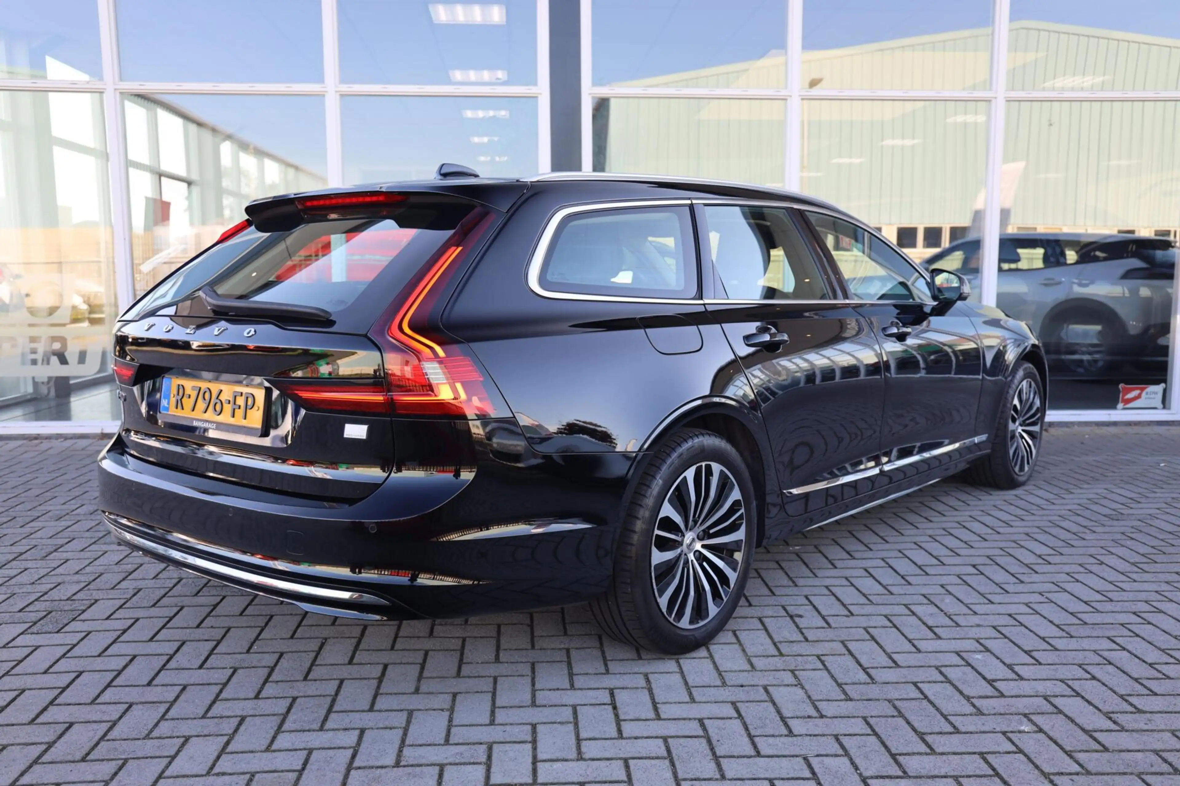 Volvo V90 2.0 T6 Plug-in hybrid AWD Essential Bright|Apple c — photo 15