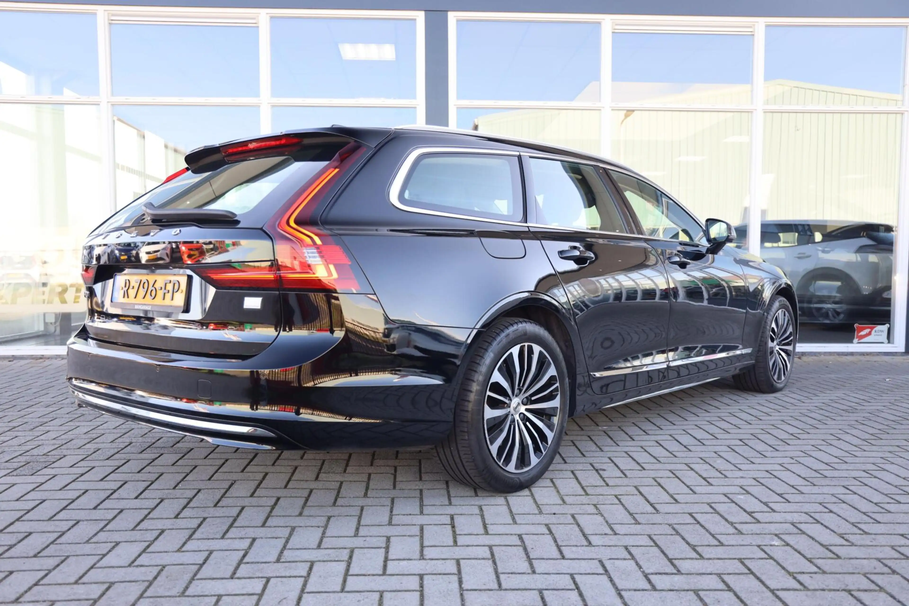 Volvo V90 2.0 T6 Plug-in hybrid AWD Essential Bright|Apple c — photo 3
