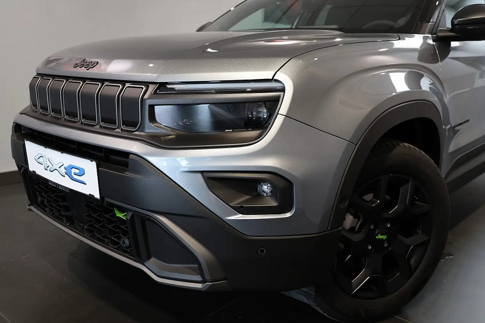 Jeep Avenger 1,2 e-Hybrid 4xe DCT6 Overland Grau - 2