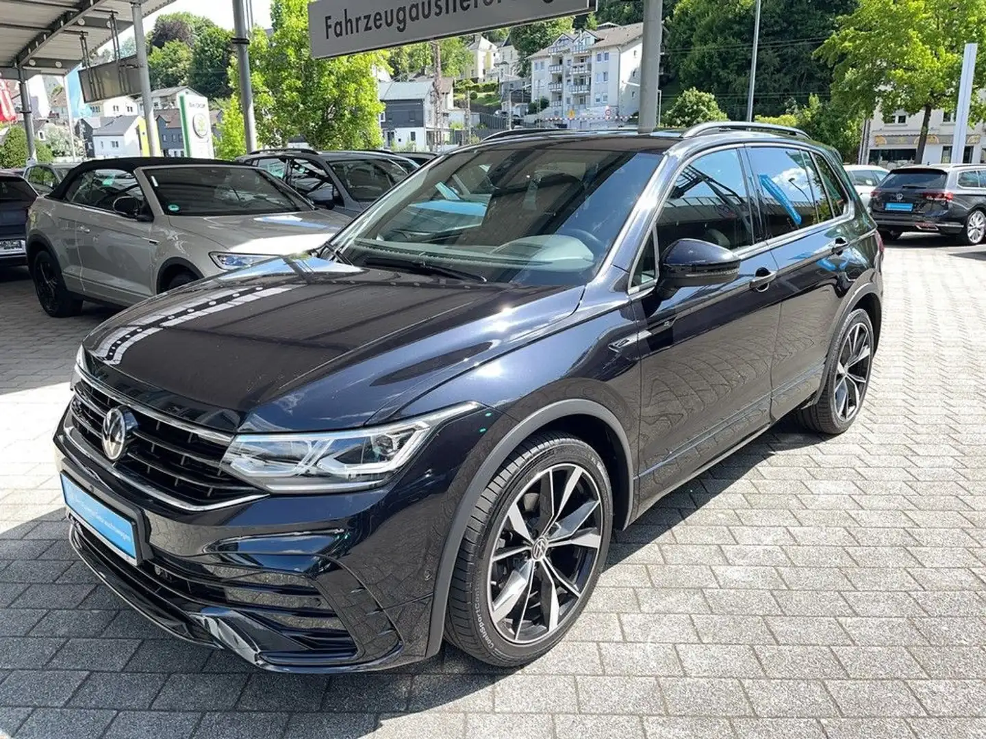 Volkswagen Tiguan 2.0 TDI DSG R-Line Navi Pano AHK Schwarz - 2