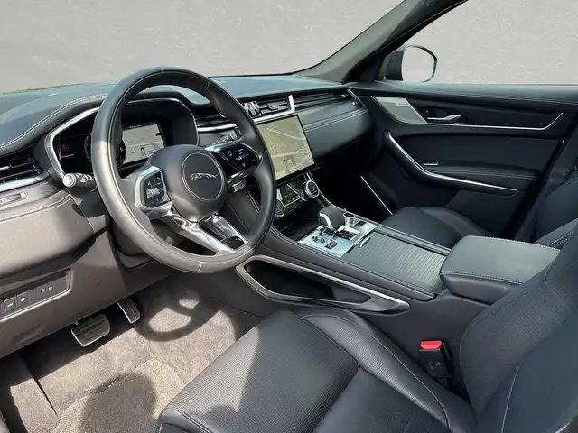 Jaguar F-Pace view 3