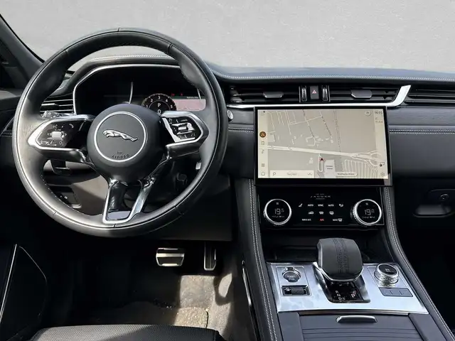 Jaguar F-Pace view 4