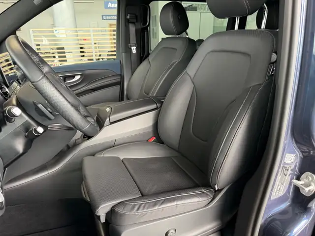 Mercedes-Benz Eqv view 9