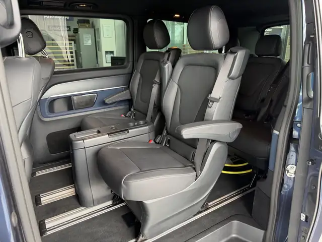 Mercedes-Benz Eqv view 10
