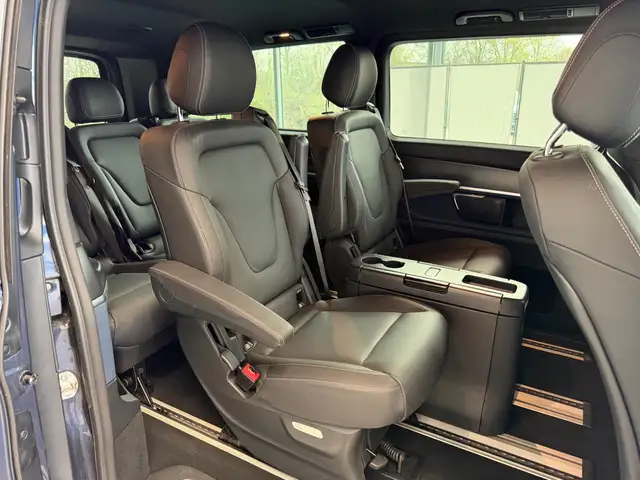 Mercedes-Benz Eqv view 13