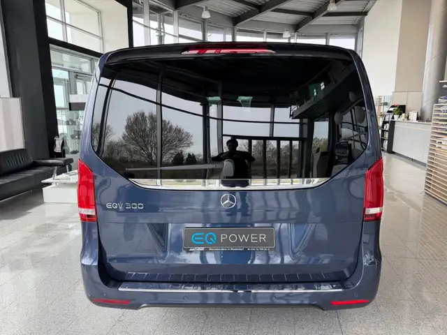Mercedes-Benz Eqv view 6