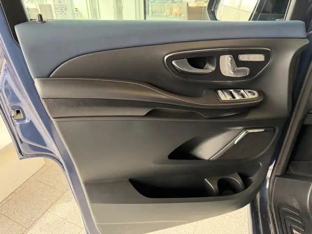 Mercedes-Benz Eqv view 8