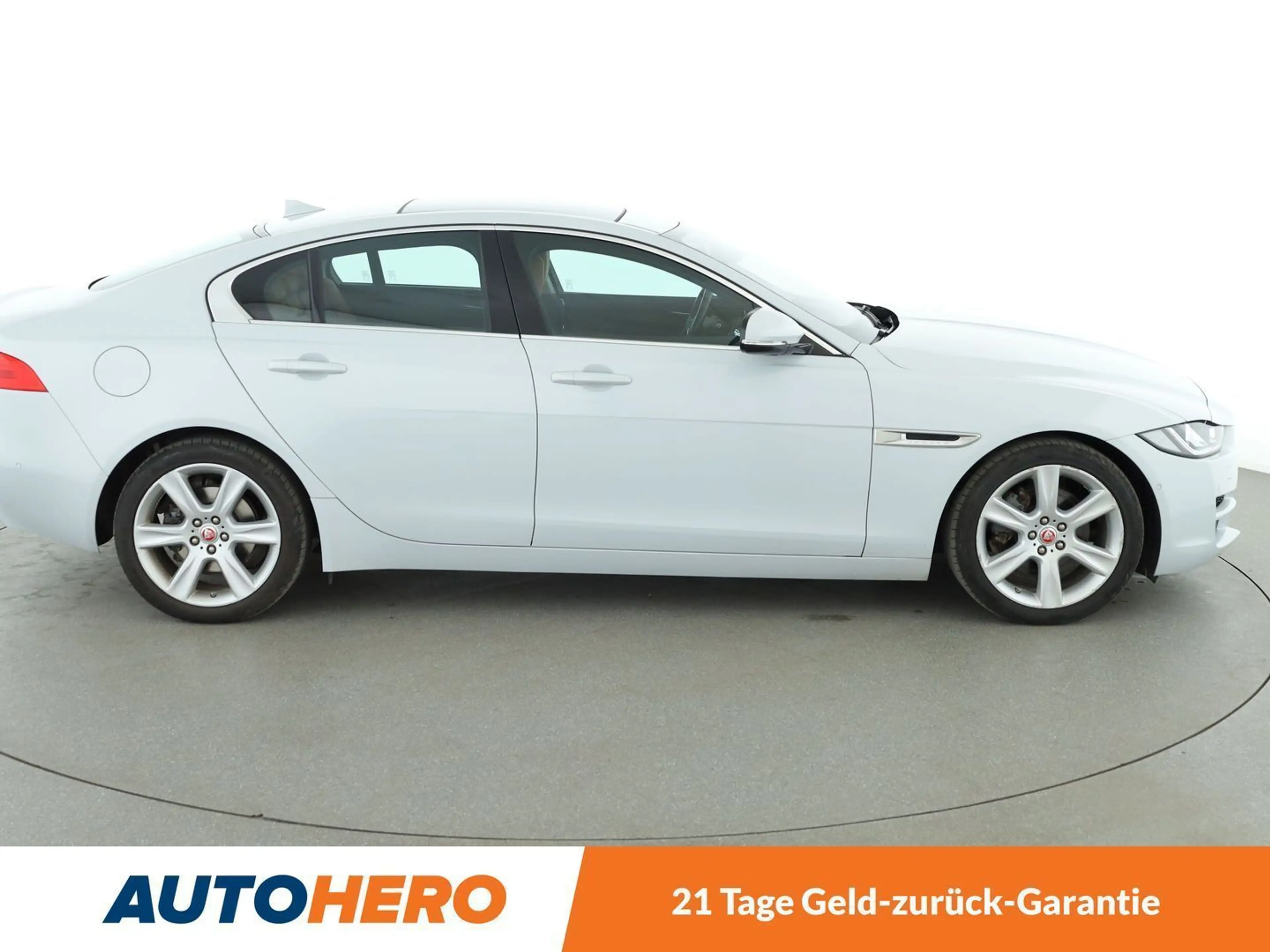 Jaguar XE 20d Portfolio Aut.*NAVI*CAM*XENON*PANO*PDC*SHZ* — photo 7