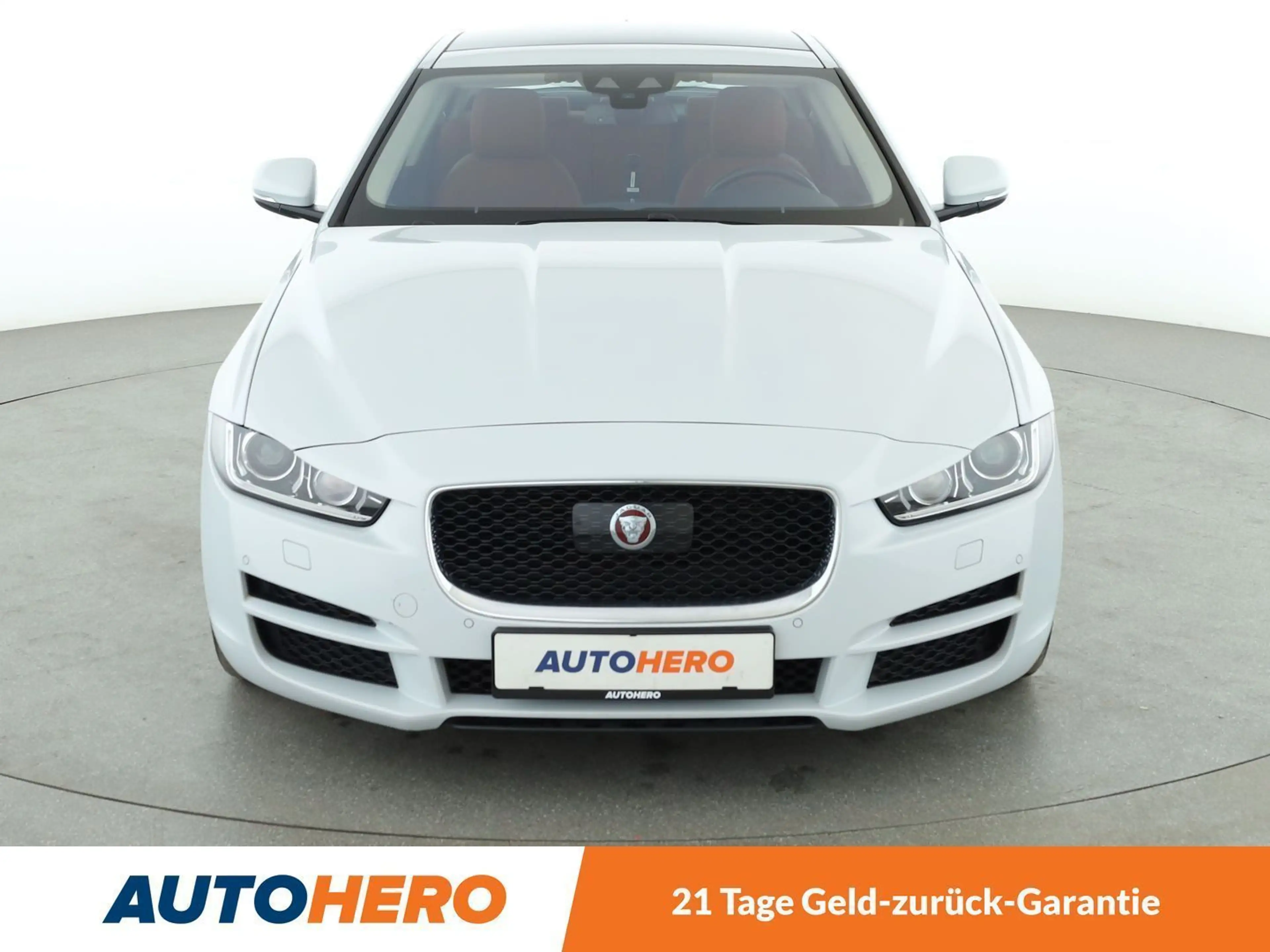 Jaguar XE 20d Portfolio Aut.*NAVI*CAM*XENON*PANO*PDC*SHZ* — photo 9