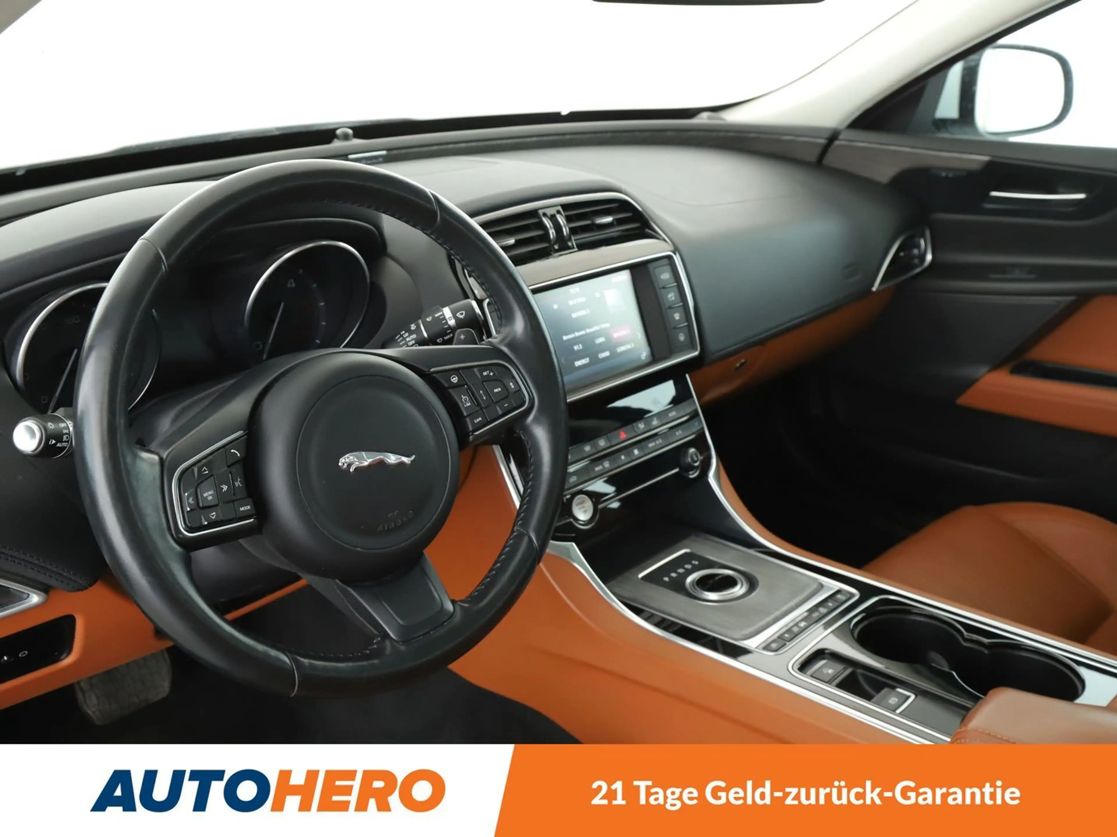 Jaguar XE 20d Portfolio Aut.*NAVI*CAM*XENON*PANO*PDC*SHZ* — photo 11