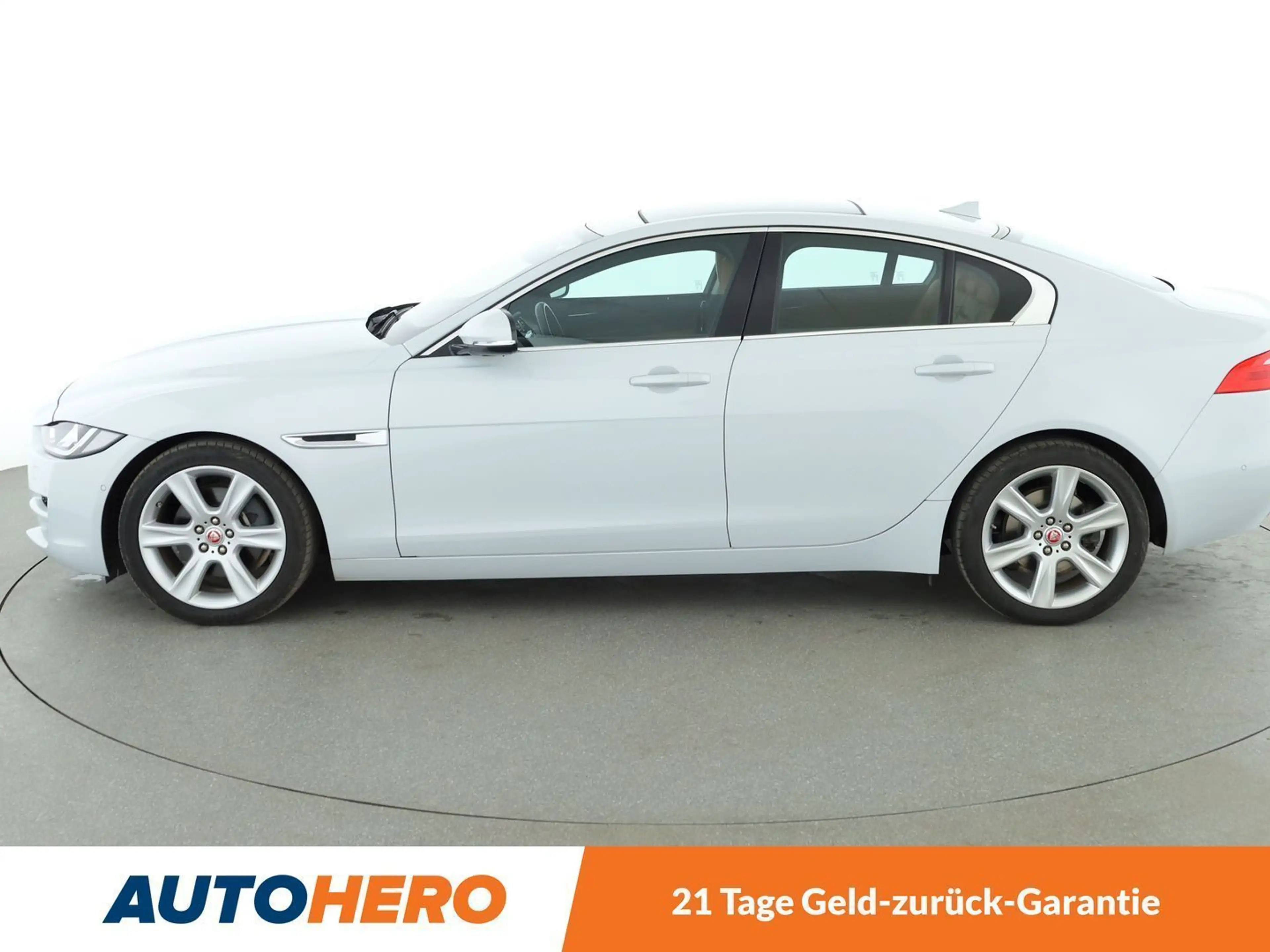 Jaguar XE 20d Portfolio Aut.*NAVI*CAM*XENON*PANO*PDC*SHZ* — photo 3