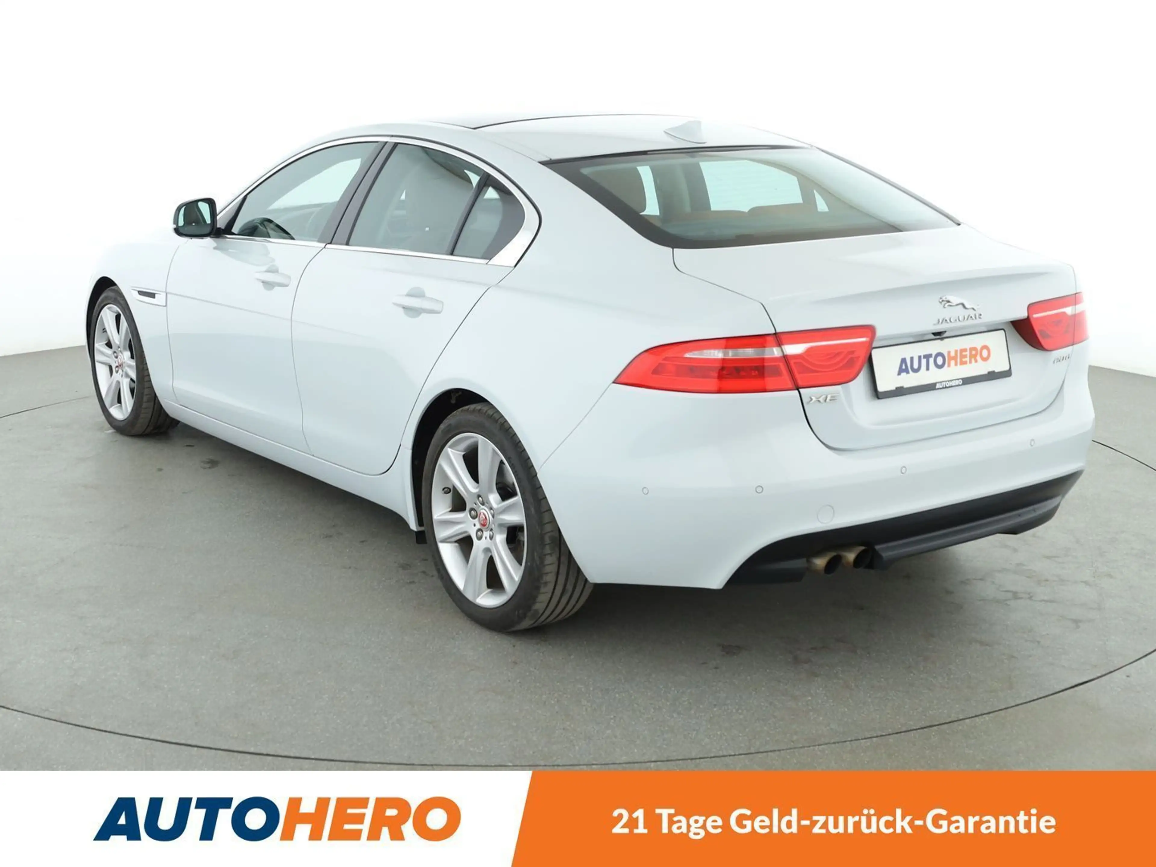 Jaguar XE 20d Portfolio Aut.*NAVI*CAM*XENON*PANO*PDC*SHZ* — photo 4