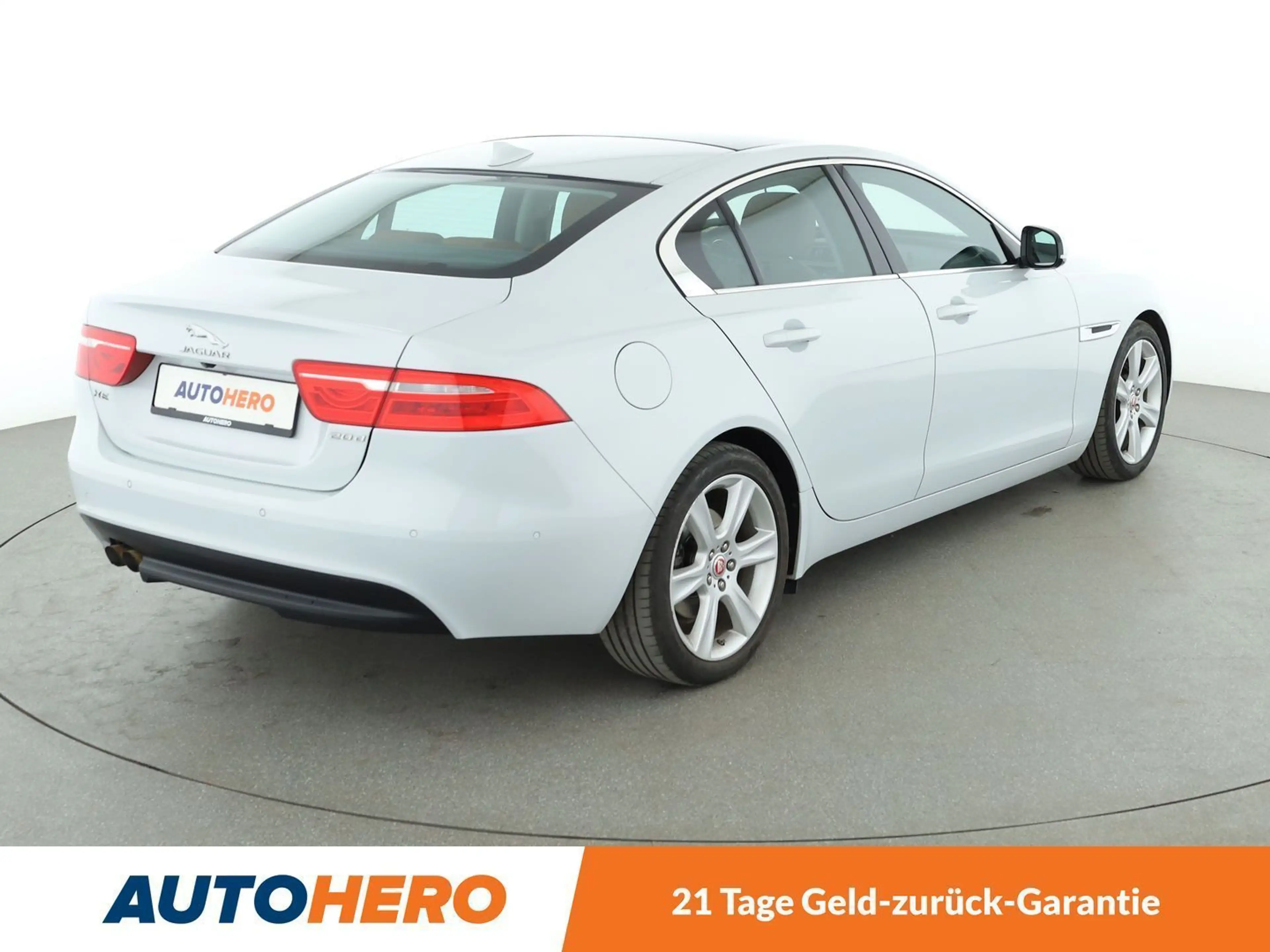 Jaguar XE 20d Portfolio Aut.*NAVI*CAM*XENON*PANO*PDC*SHZ* — photo 6