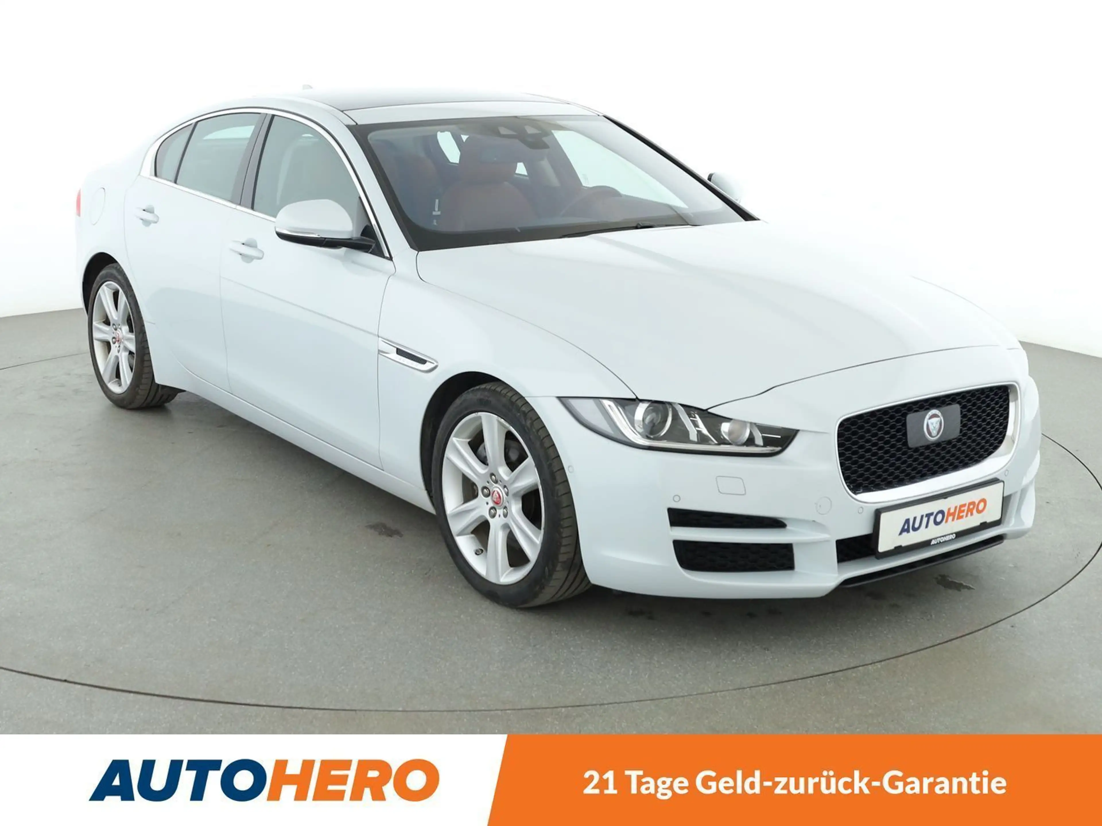 Jaguar XE 20d Portfolio Aut.*NAVI*CAM*XENON*PANO*PDC*SHZ* — photo 8