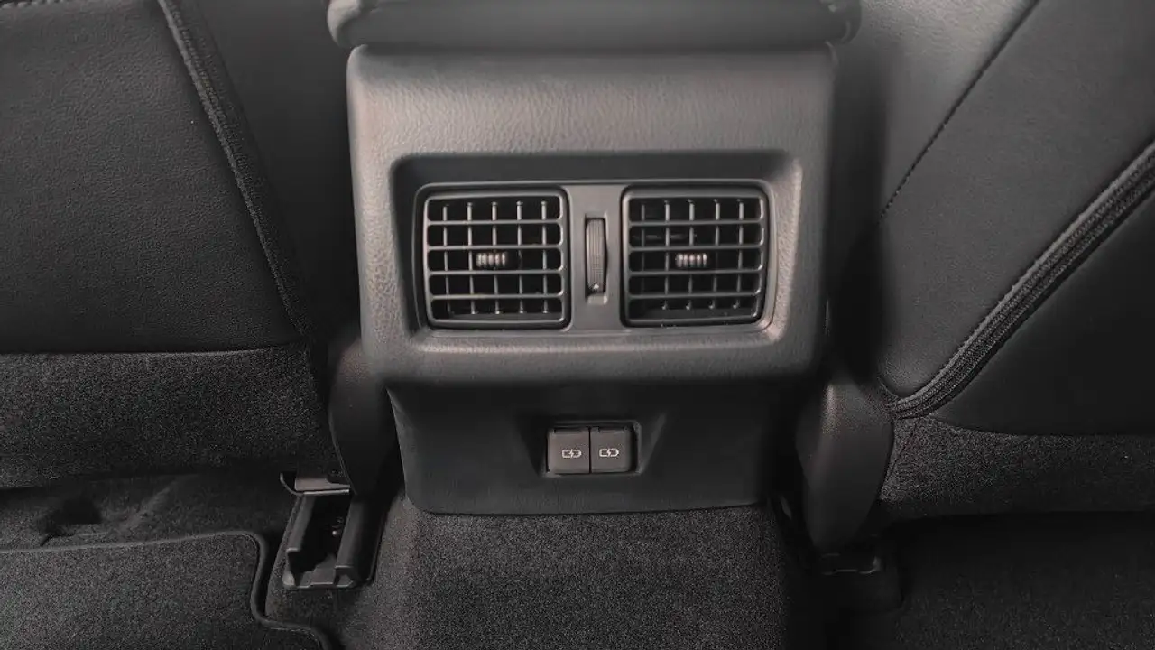 Toyota Camry 2.5 Hybrid Prestige Leder LED 18 Alu 11