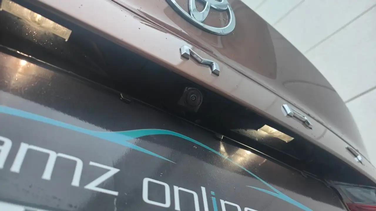 Toyota Camry 2.5 Hybrid Prestige Leder LED 18 Alu 8