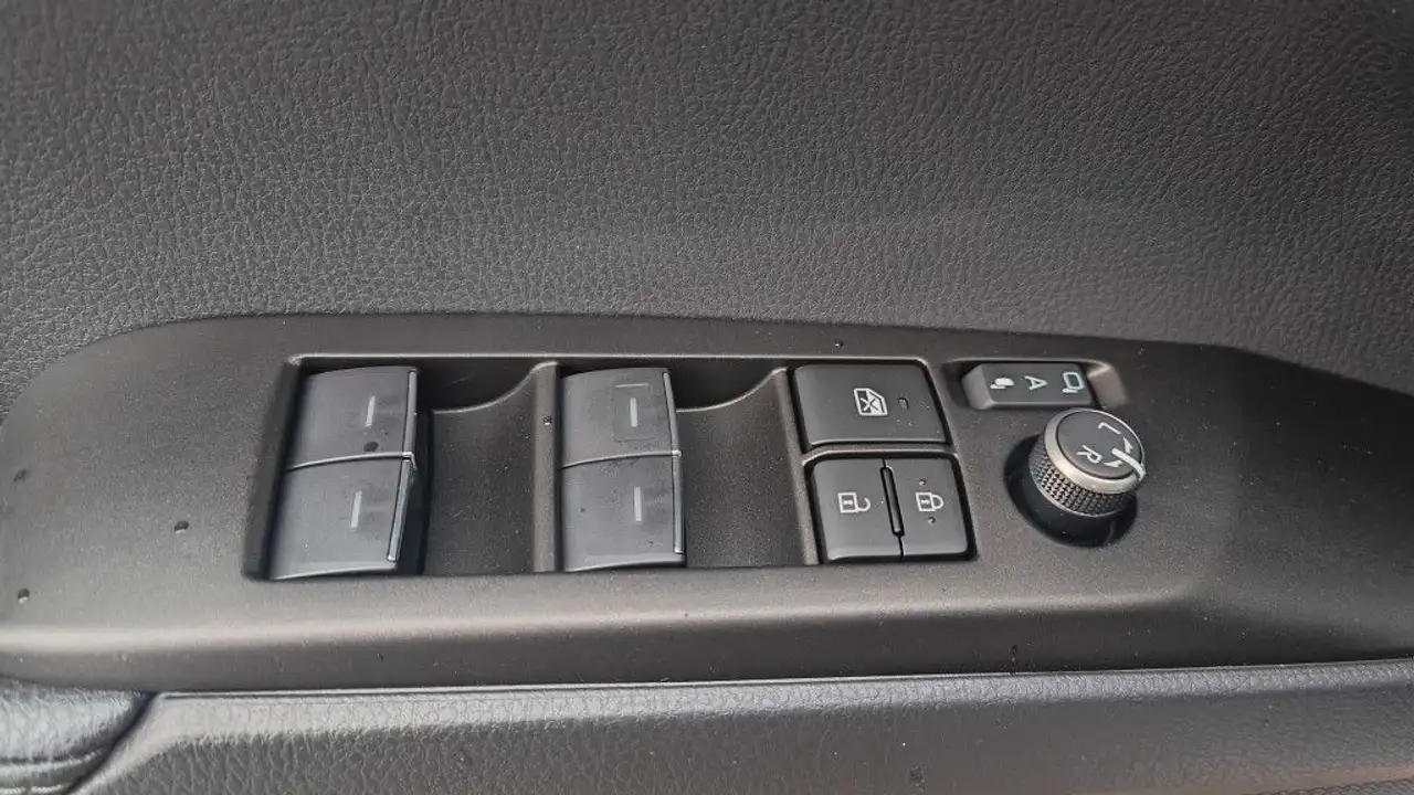 Toyota Camry 2.5 Hybrid Prestige Leder LED 18 Alu 14