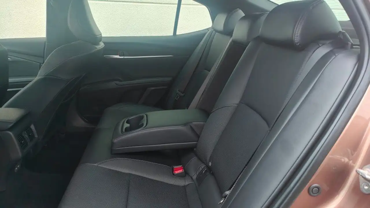 Toyota Camry 2.5 Hybrid Prestige Leder LED 18 Alu 9