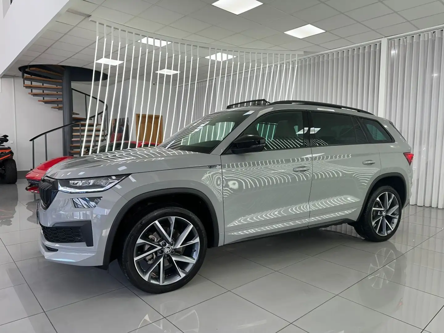 Skoda Kodiaq 2.0TDI Sportline 4x2 DSG 110kW Grijs - 2