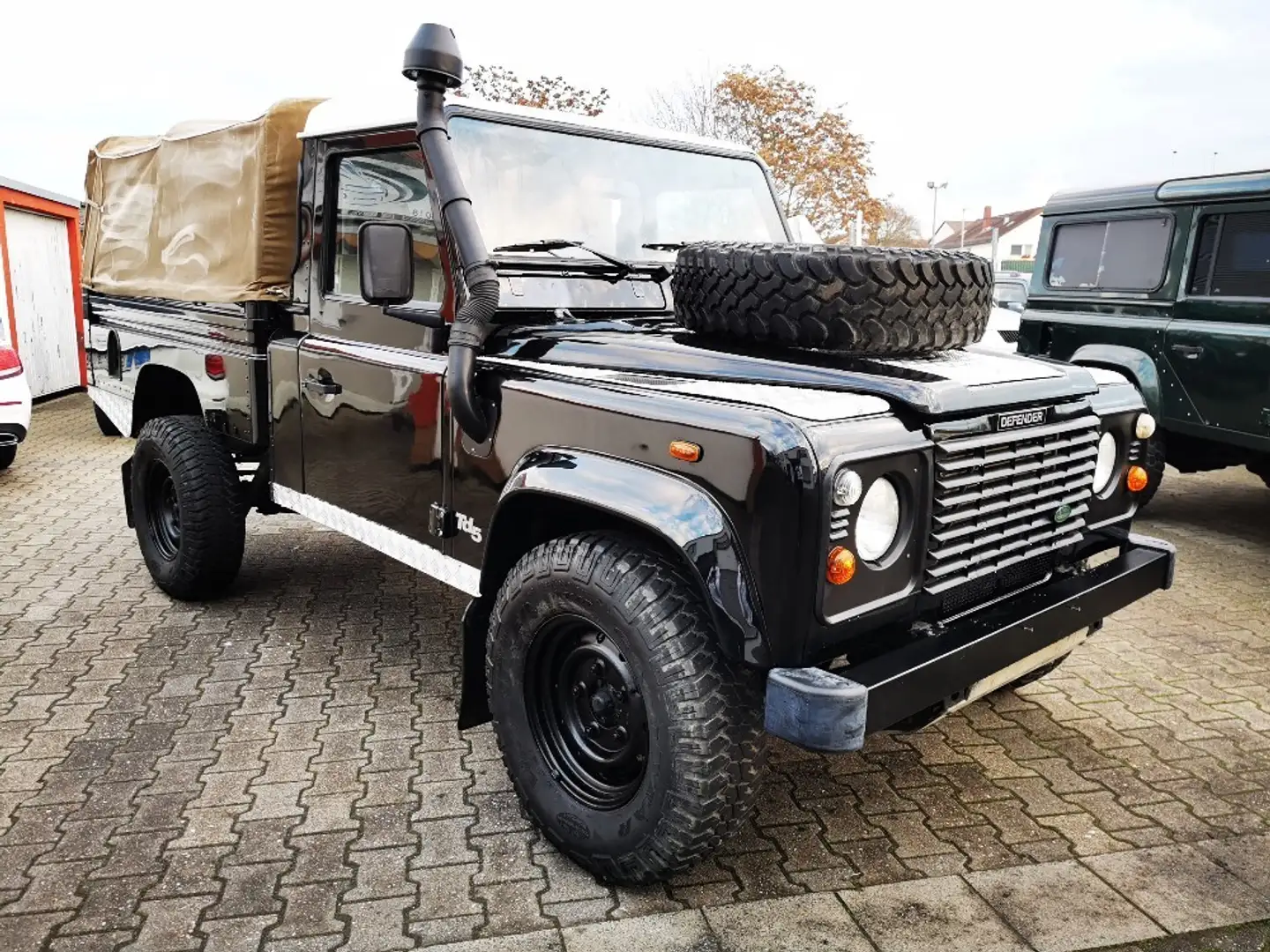 Land Rover Defender Transporter in Schwarz gebraucht in Mainz-Kostheim für  € 29.900,-