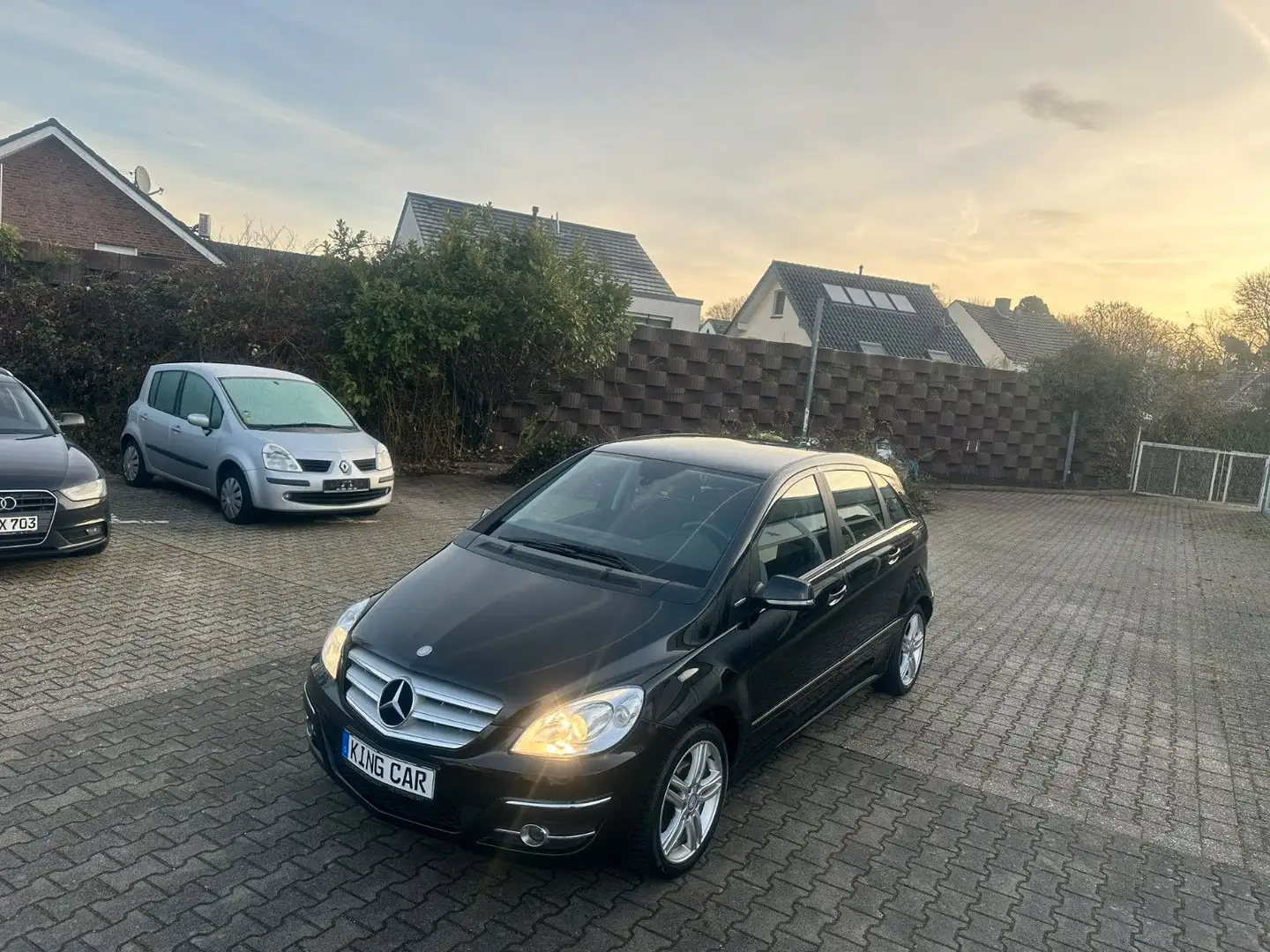 Mercedes-Benz B 160 B160 Benzin*Sportpaket*Leder*109,000KM*Navi*Alu Schwarz - 1