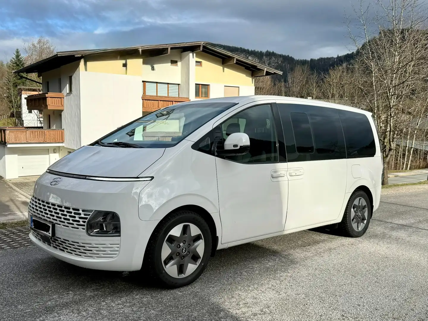 Hyundai STARIA Staria Bus 2,2 CRDi Luxury Line 4WD DCT Aut. Luxury Line Weiß - 1