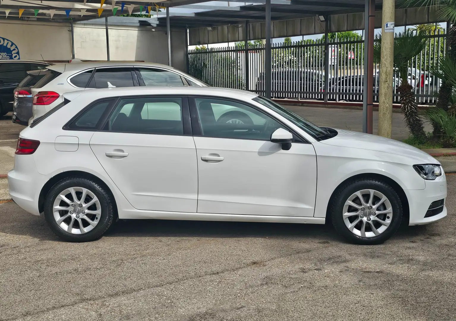 Audi A3 A3 Sportback 1.6 tdi Attraction 110cv Ultra Blanc - 2