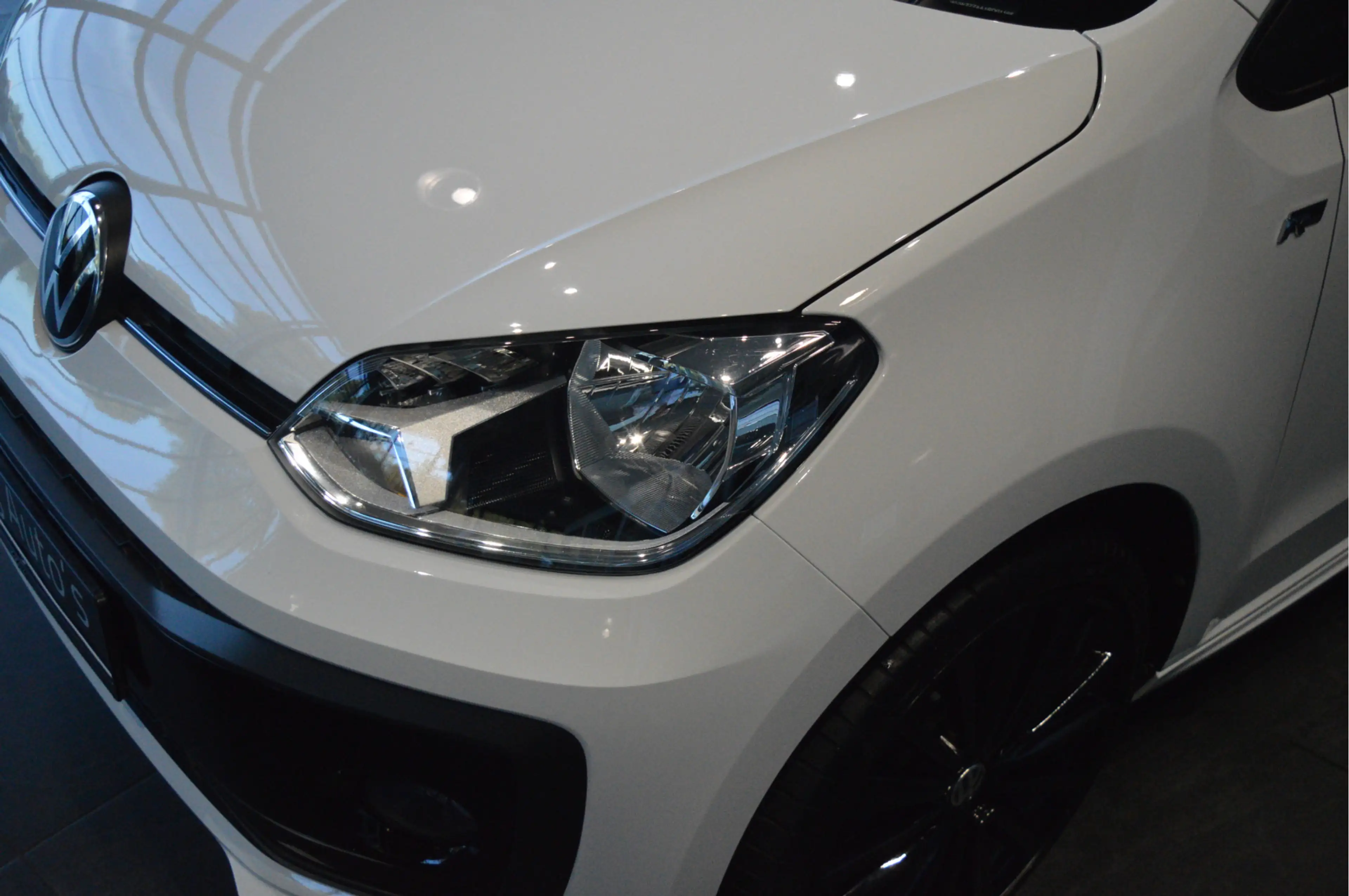 Volkswagen up! 1.0 R-Line clima cruise camera pdc maps 17 inch !! — photo 9