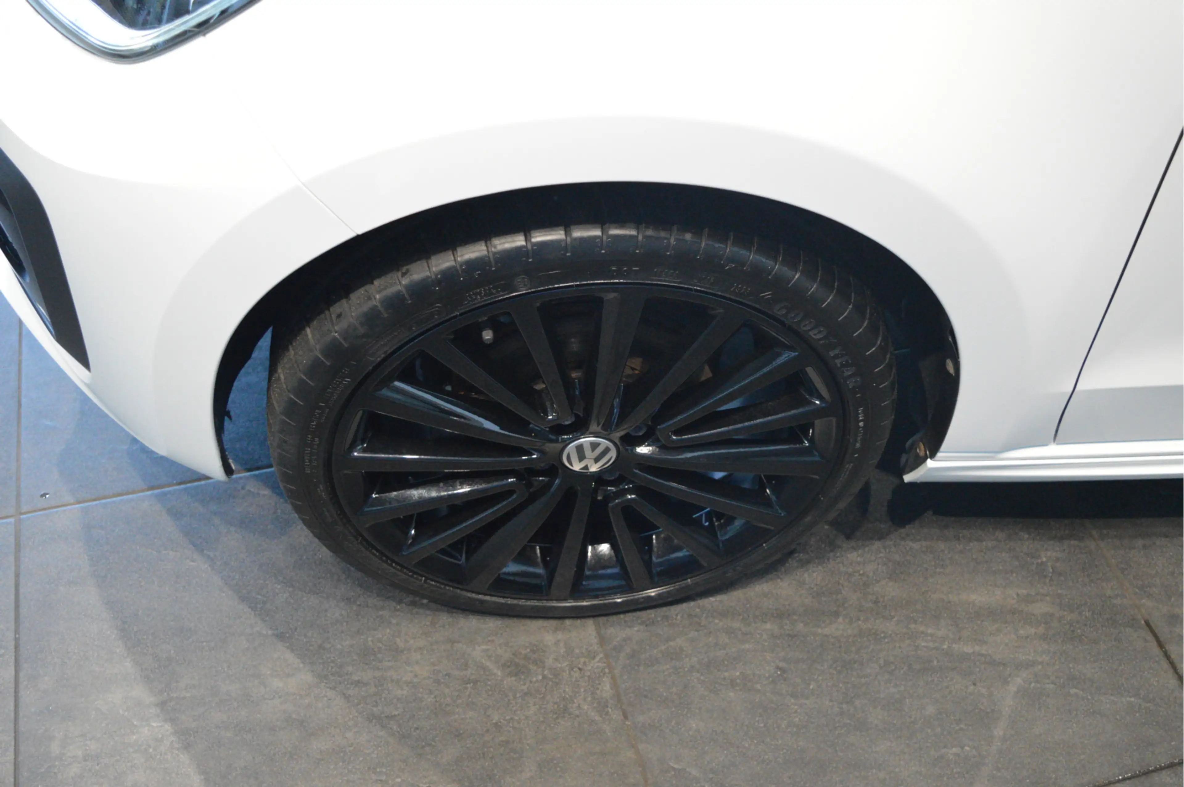 Volkswagen up! 1.0 R-Line clima cruise camera pdc maps 17 inch !! — photo 10
