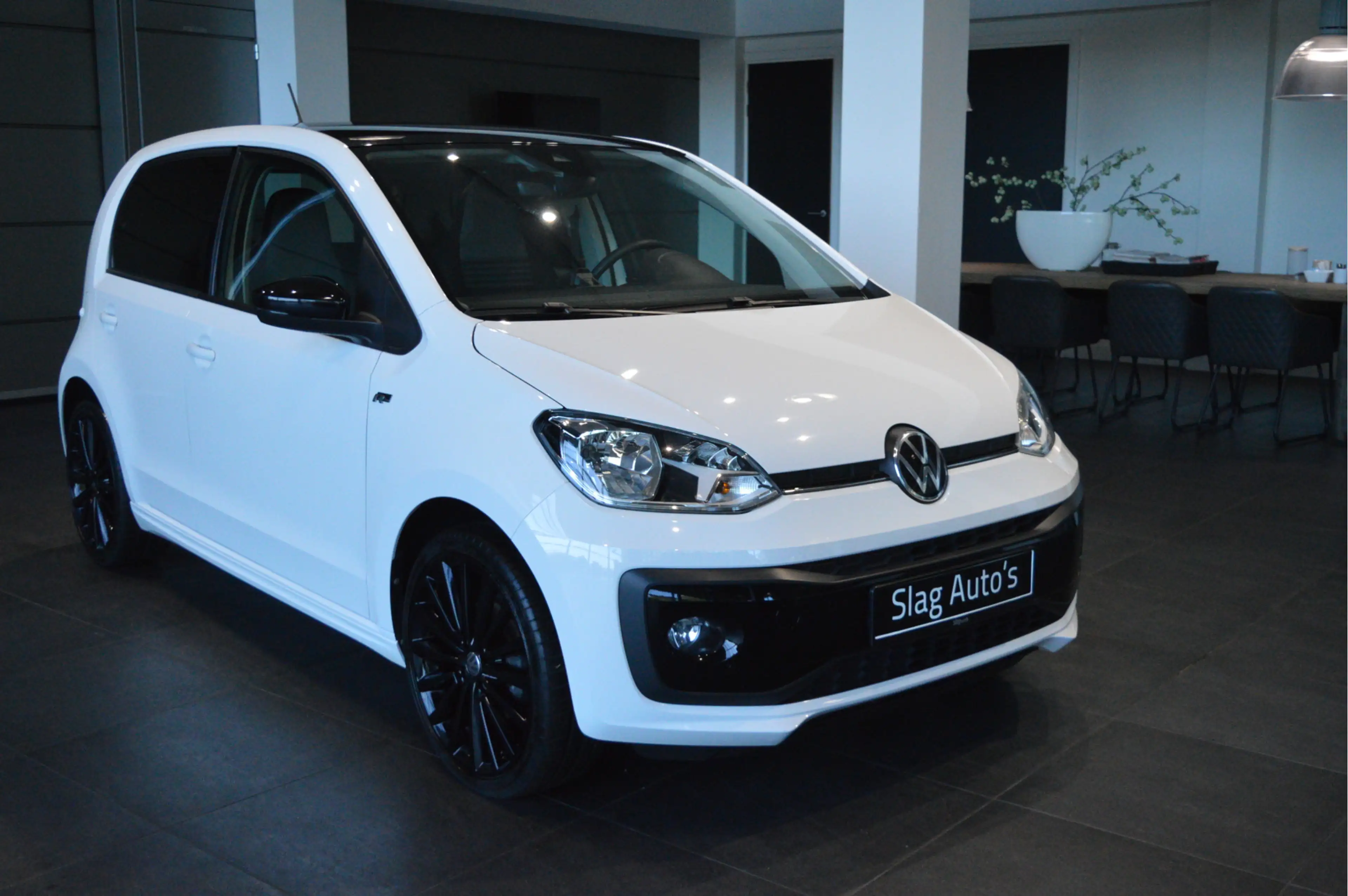 Volkswagen up! 1.0 R-Line clima cruise camera pdc maps 17 inch !! — photo 4