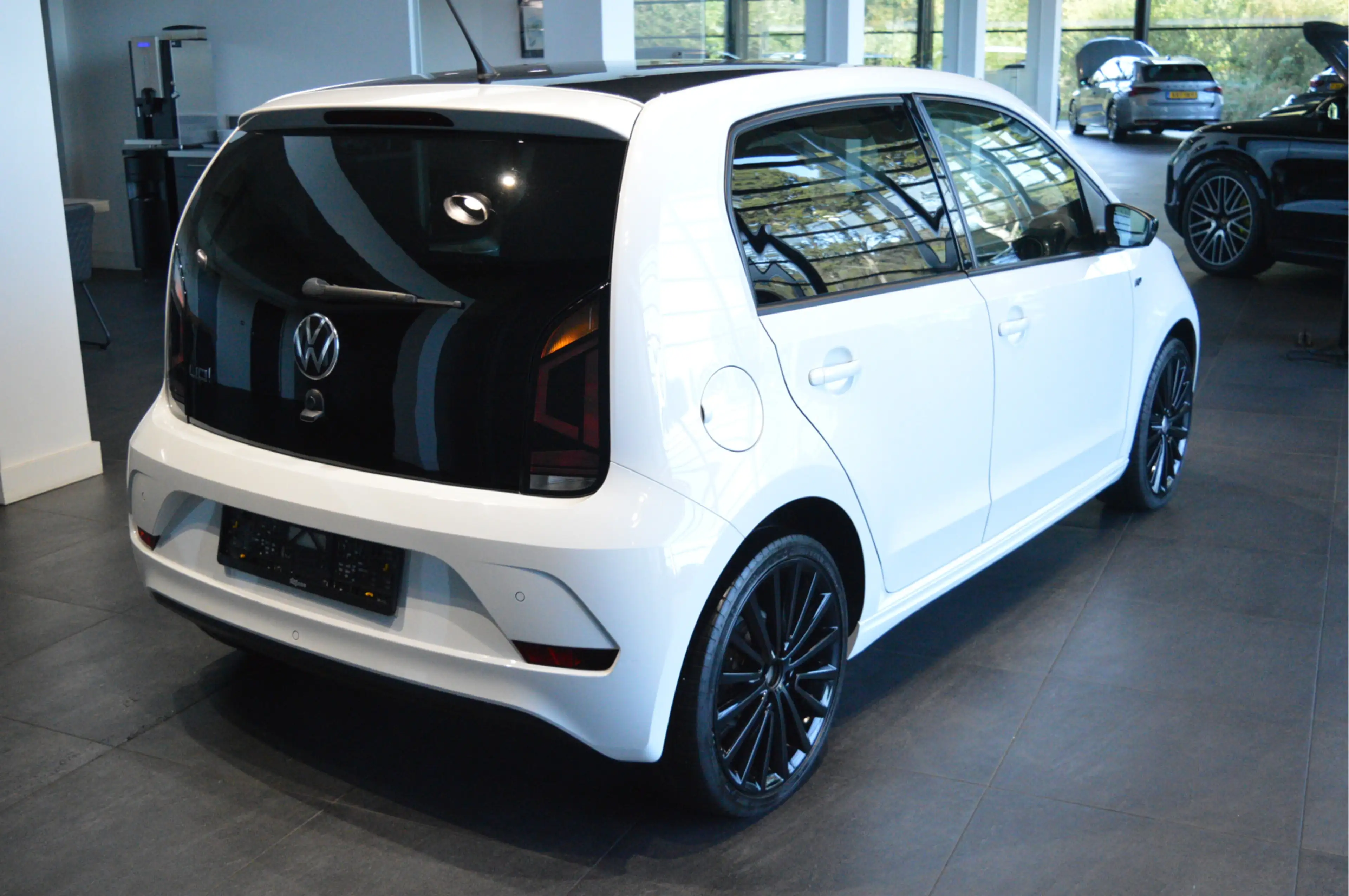 Volkswagen up! 1.0 R-Line clima cruise camera pdc maps 17 inch !! — photo 5