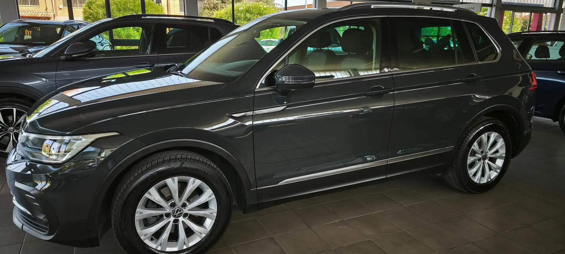 Volkswagen Tiguan Tiguan II 2021 2.0 tdi Life 122cv Grigio - 2