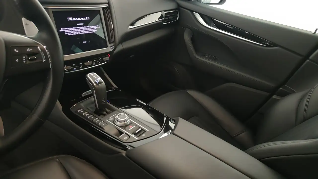 Maserati Levante 2023 — фото 15