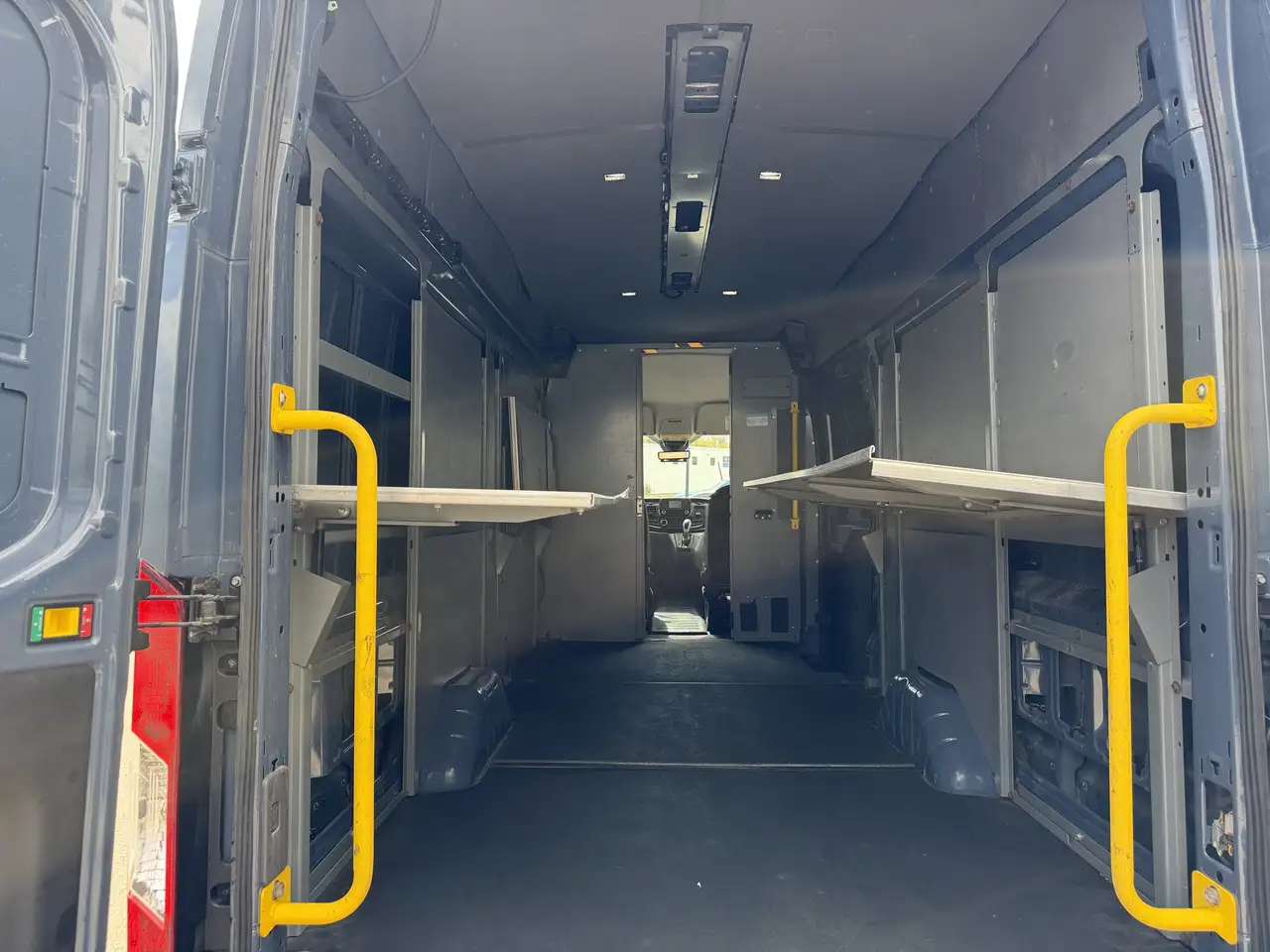Ford Transit Cargo Van снимка Ford Transit Cargo Van