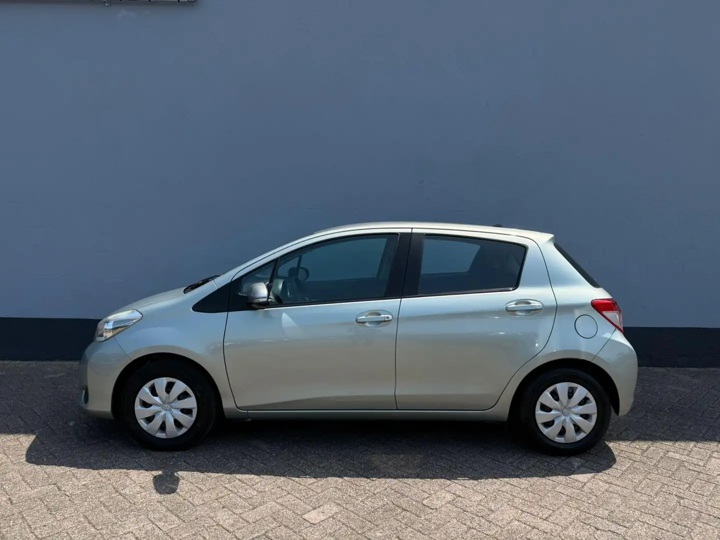Toyota Yaris 1.0 VVT-i Aspiration - Airco - Achteruitrijcamera Grijs - 2