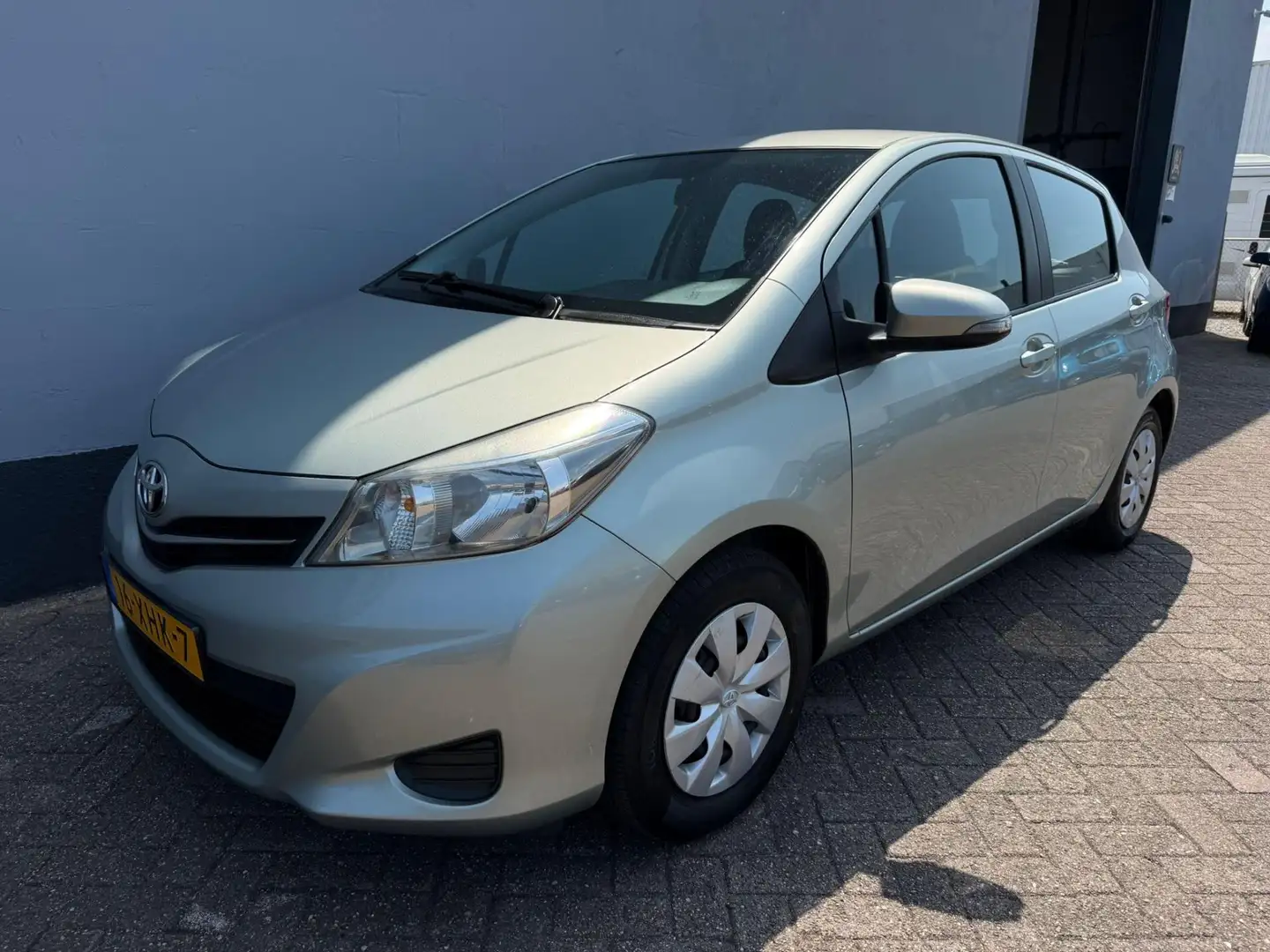 Toyota Yaris 1.0 VVT-i Aspiration - Airco - Achteruitrijcamera Grijs - 1