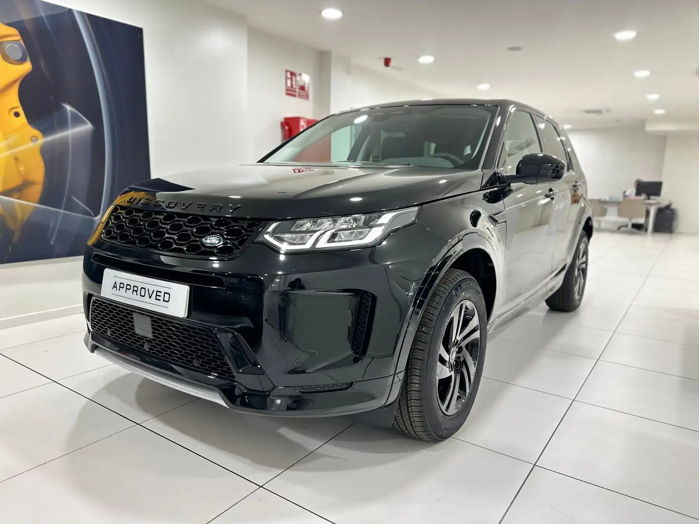 Land Rover Discovery Sport 1.5 I3 PHEV S AWD Auto Zwart - 1