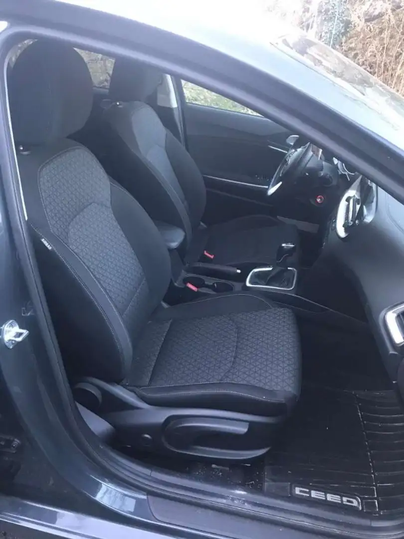 Kia Ceed / cee'd ceed 1,0 T-GDI GPF Gold Gold Schwarz - 2