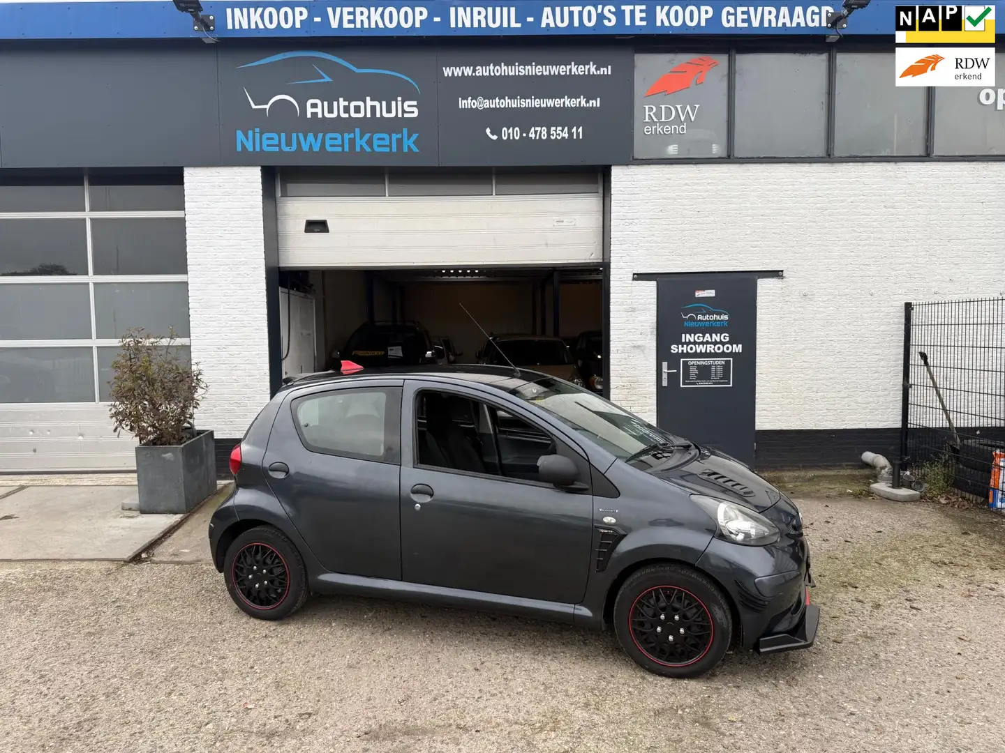 Toyota Aygo 1.0-12V- Sport- met NAP en een nieuwe APK!!! Grijs - 1