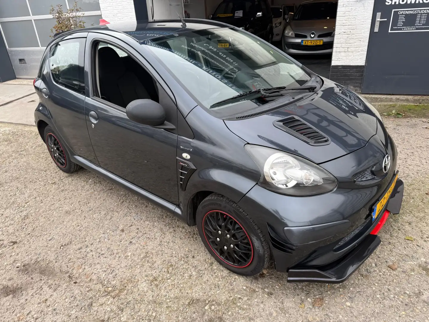 Toyota Aygo 1.0-12V- Sport- met NAP en een nieuwe APK!!! Grijs - 2