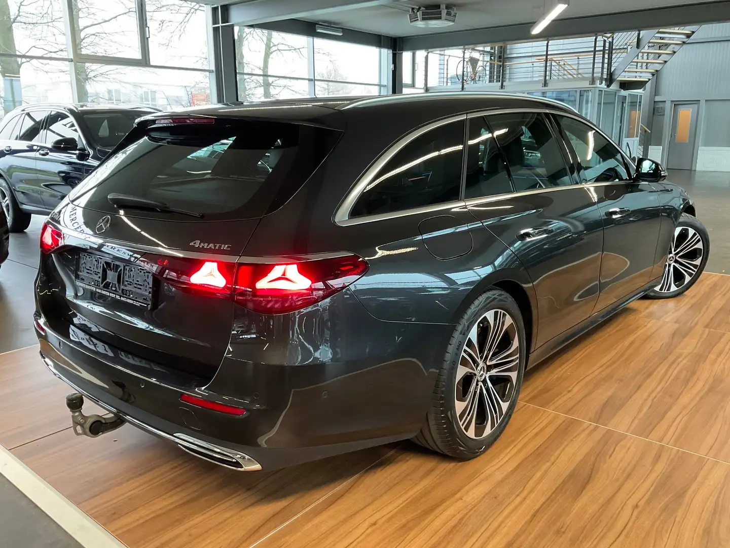 Mercedes-Benz E 450 E 450d 4Matic Avantgarde DISTRO/BURME/PANO/AHK/360 Gris - 2